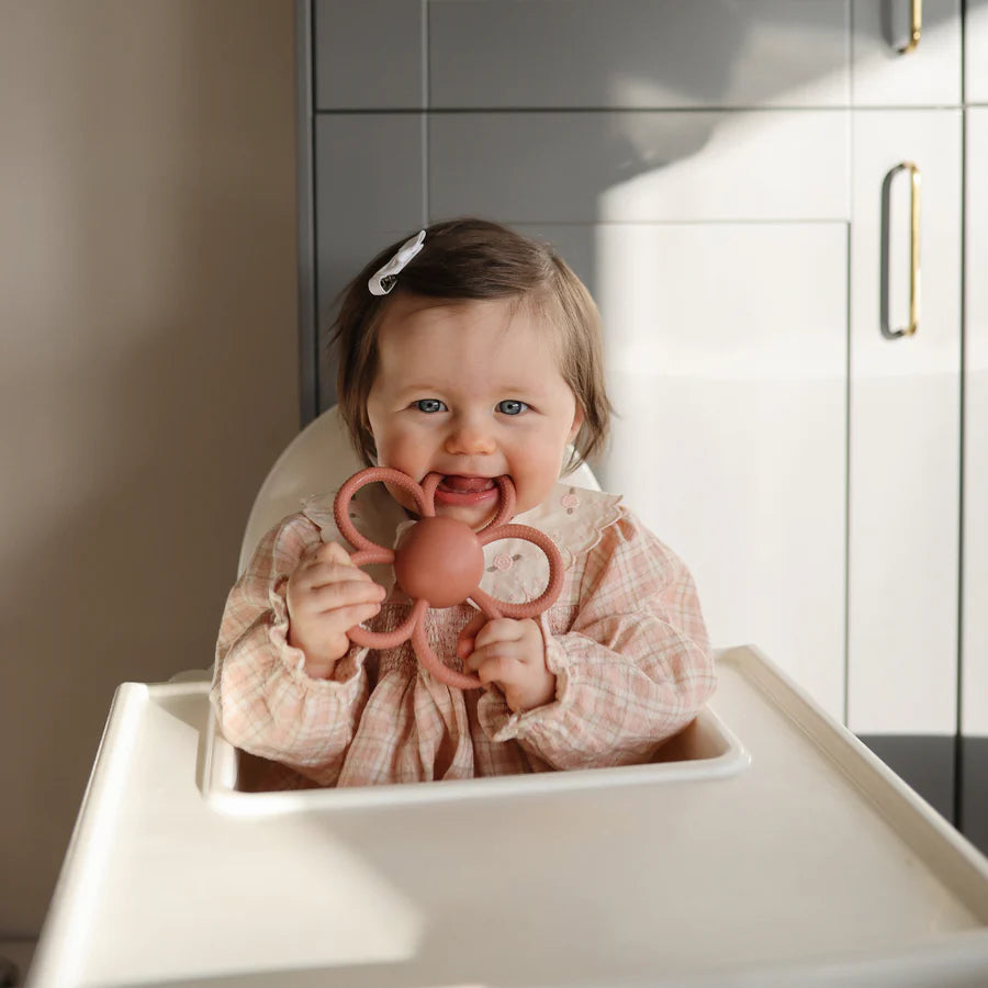 Mushie - Daisy Rattle Teether (Dusty Rose)