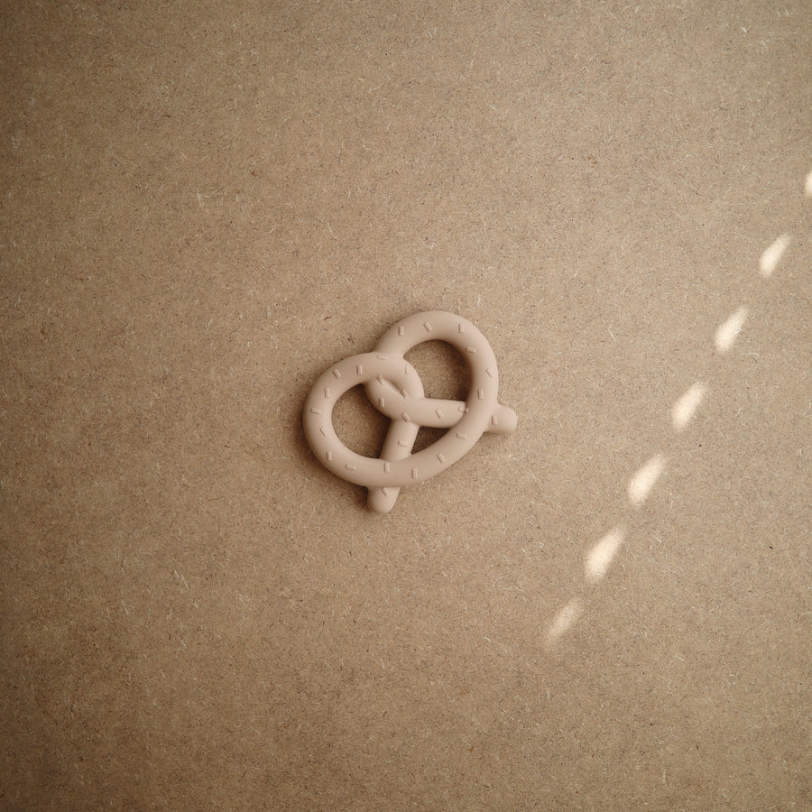 Mushie - Teether Pretzel Natural