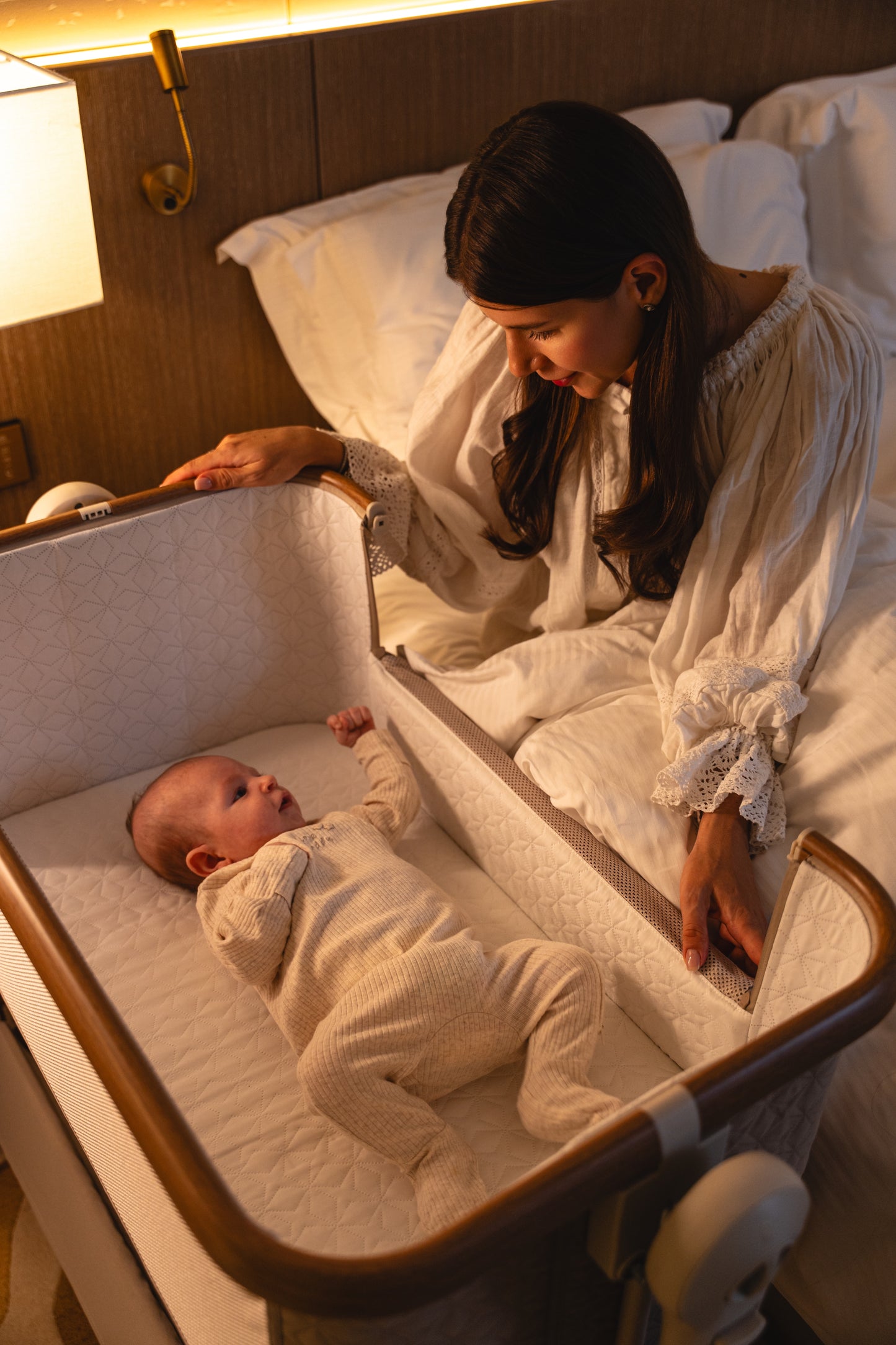 Jikel - Nest Glide Co-sleeper Bedside Crib Wood Beige + Organic Cotton Fitted Sheets White 2-piece Set Bundle