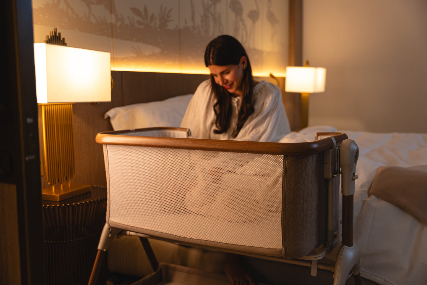 Jikel - Nest Glide Co-sleeper Bedside Crib Wood Beige + Organic Cotton Fitted Sheets White 2-piece Set Bundle