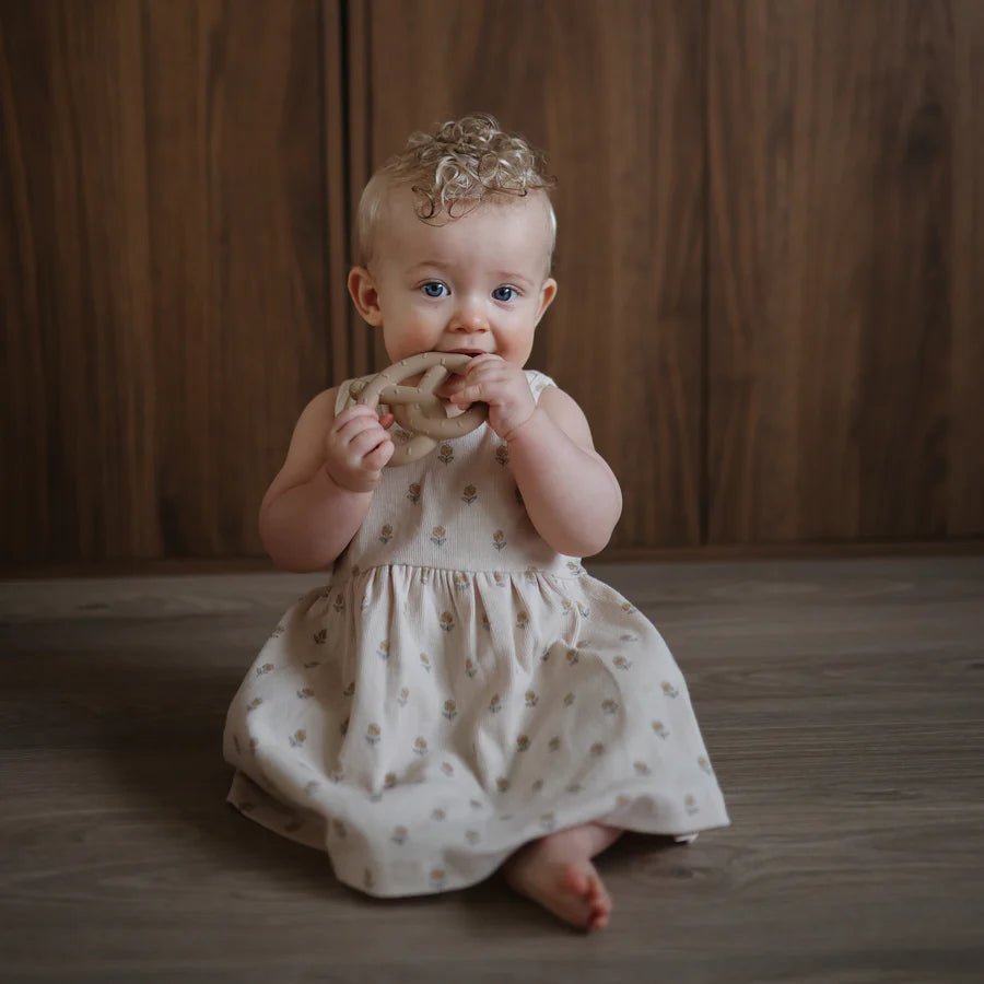 Mushie - Teether Pretzel Natural
