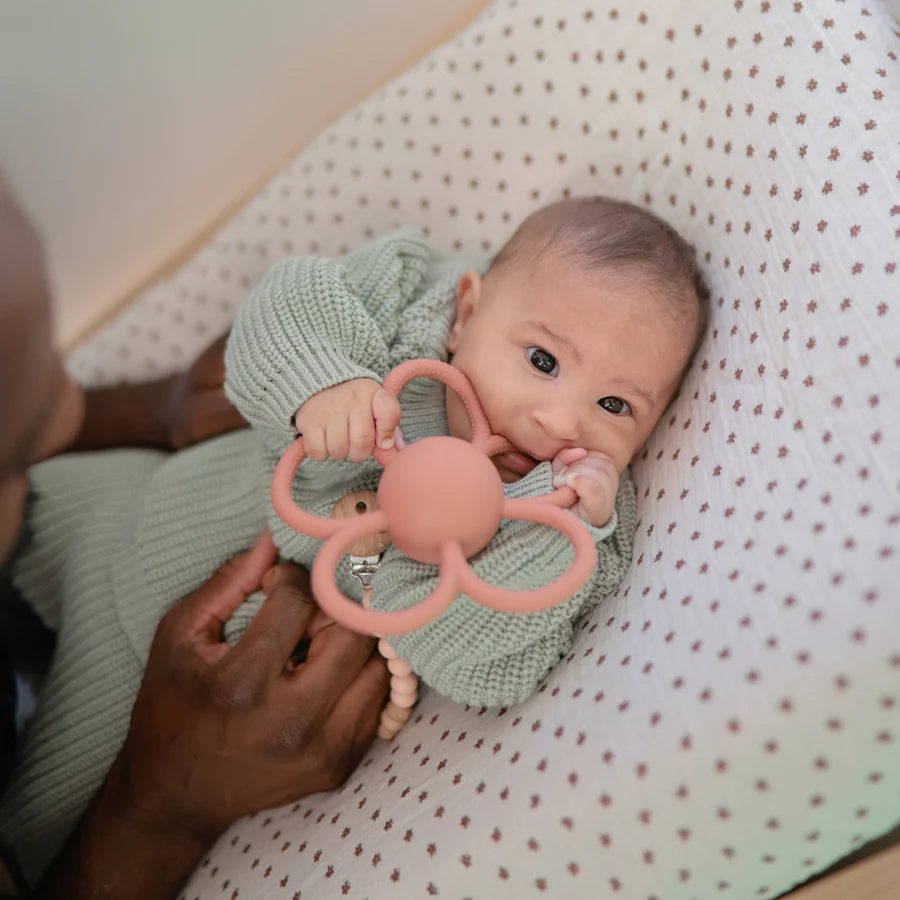 Mushie - Daisy Rattle Teether (Dusty Rose)