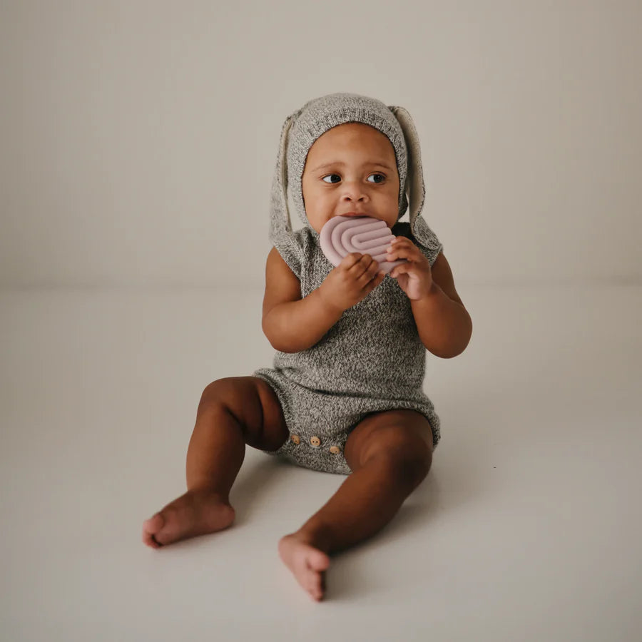 Mushie - Teether Rainbow Mauve